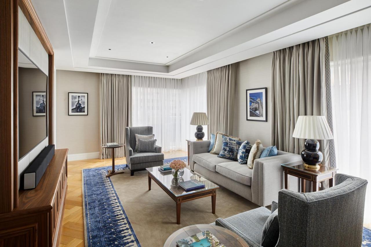 Four Seasons Residences At Ten Trinity Square Hotel 5*
