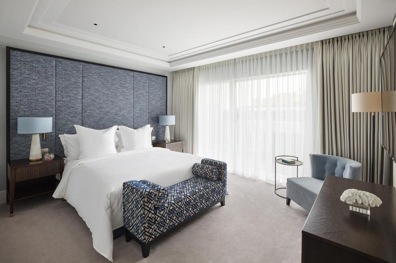 Four Seasons Residences At Ten Trinity Square Hotel 5*
