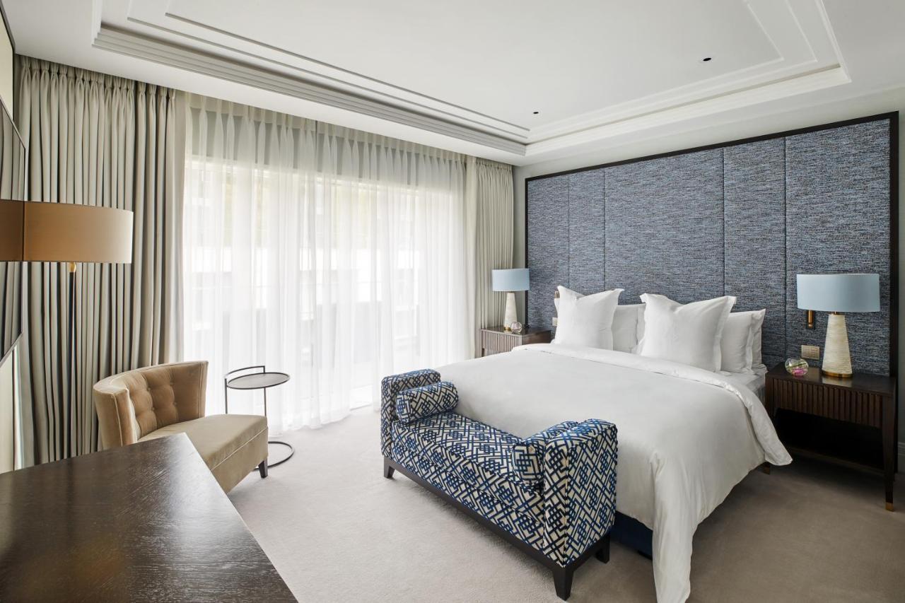 Four Seasons Residences At Ten Trinity Square Hotel