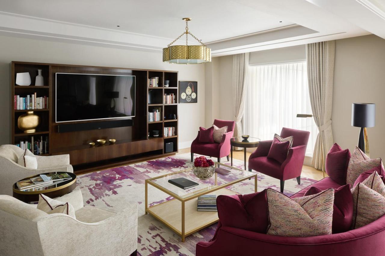 Four Seasons Residences At Ten Trinity Square Hotel