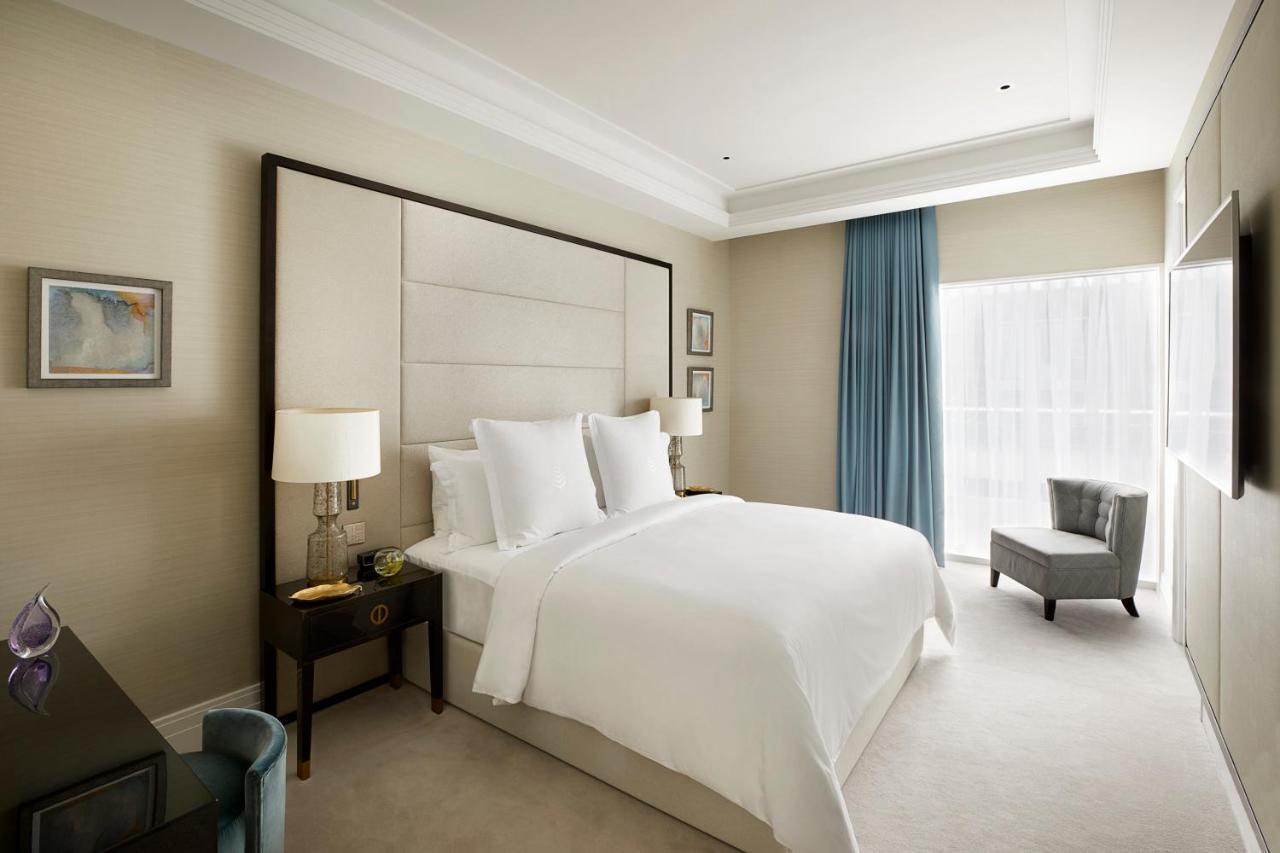 Four Seasons Residences At Ten Trinity Square Hotel 5*