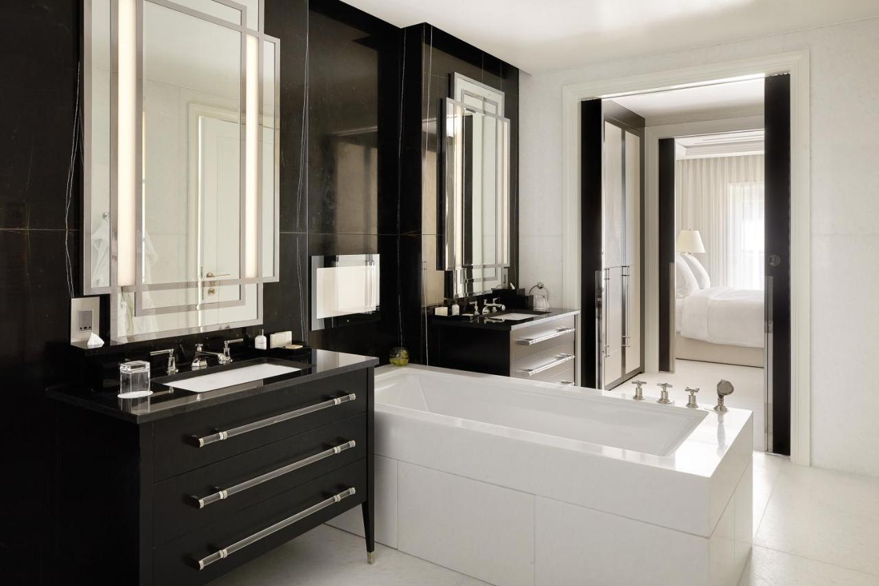 Four Seasons Residences At Ten Trinity Square Hotel 5*