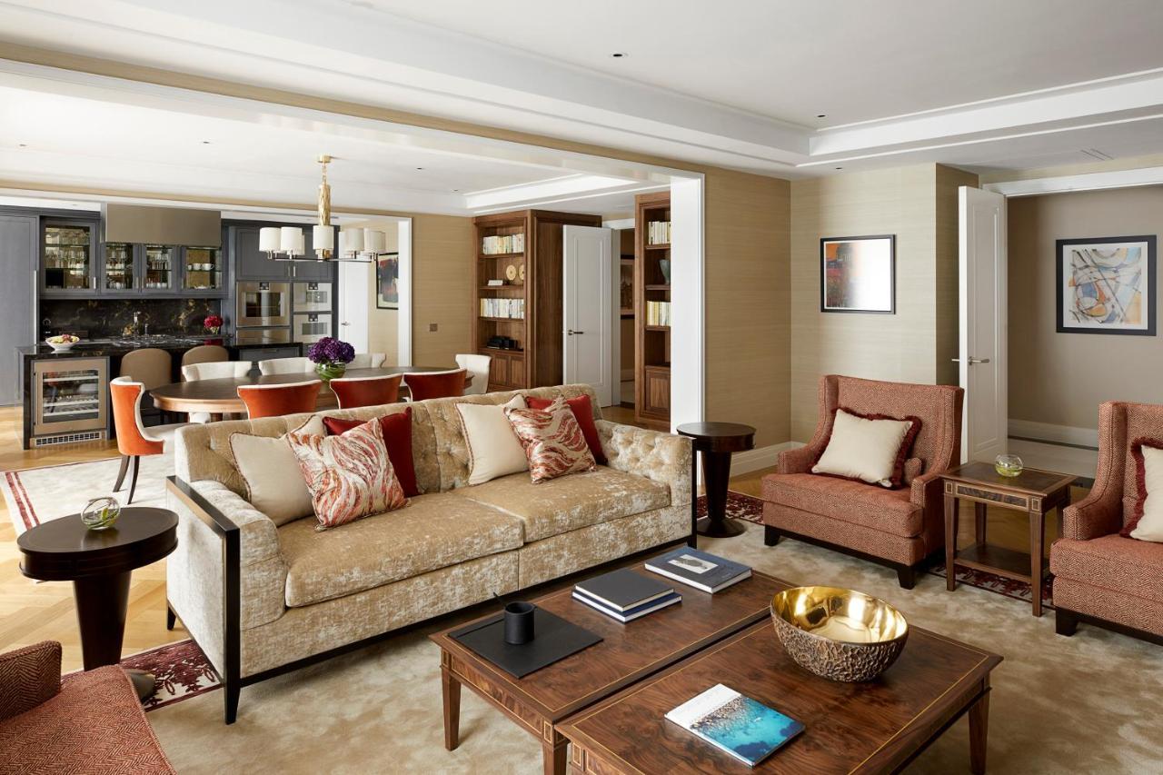 Four Seasons Residences At Ten Trinity Square Hotel 5*
